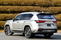 「本格オフローダーの力強さと都会に映えるスタイリッシュさを融合させた」という新型「LX」。フェンダーの盛り上がりが印象的。