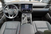 インストゥルメントパネルまわりは、上質感を重視しつつも機能性を第一とした思想が感じられるもの。広い視野が得られ、また車両の傾きが直感的に理解できるよう、ウィンドウの切り欠きなどにも配慮がなされている。