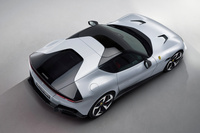 「12チリンドリ」の、俯瞰（ふかん）よりのリアクオータービュー。この角度で見ると「デルタウイングシェイプ」の意匠がよくわかる。