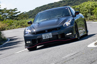 「GT-R NISMO」は新たにフロントにもリミテッドスリップディファレンシャルを装備。これに合わせて4WDシステムの前後トルク配分の最適化を図っている。