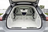 3列目とともに2列目も格納したところ。この状態の荷室容量は2020リッター。