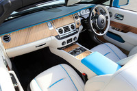 インテリアの仕様は、購入者のお好みにより、いかようにもオーダーが可能。テスト車のインテリアもビスポークで仕立てられており、フロアにはラムウールのフットマットが敷かれていた。