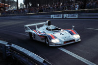 ポルシェはグループ6規定のレーシングカー「936」をルマンに投入。1976年、1977年（写真）と連覇を果たす。ライバルは地元フランスの「ルノーアルピーヌ442」だった。