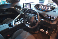 「3008」のコックピット周辺部。上端と下端がフラットな小径ステアリングホイールや、それより上にメーターパネルを見るドライビングポジションが特徴。