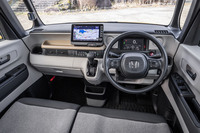 インテリアは、水平基調のダッシュボードを中心にデザインを刷新。左のフロントピラーに設置されていた2枚のミラーのうち、サイドアンダーミラーをドアピラー側に移設し、左前方の視界を改善している。助手席グローブボックスの容量が2倍以上となる7.6リッターに拡張されたほか、コンビニフックやドア収納など、日常使いを便利にする工夫が施されているのも新型「N-BOX」の特徴だ。