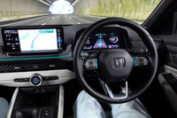 自車位置測位にはGPSと準天頂衛星システム「みちびき」の信号、および車速等の車載センサーを採用。写真のとおり、トンネル内などでもハンズフリー状態が継続される。