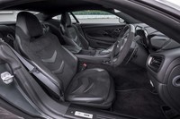 シート表皮は、アルカンターラとレザーのコンビネーションとなるデザインを採用。ヘッドレスト下にはアストンマーティンのロゴも刺しゅうされている。電動シートのスイッチは、センターコンソールサイド左右に配置。