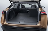 荷室の広さは2WD車が466リッターで、4WD車が408リッター。バッテリーのサイズによる容量の違いはない。