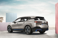 全長および全幅は「X5」、全高は「X6」と同程度、ホイールは「X7」と同じサイズになるという。「BMW iブルー」のアクセントカラーが用いられた外装も「iX」の特徴。