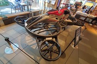 「エックスツーリスモ」のサイズは、全長×全幅×全高＝3.7×2.4×1.5m。占有する床面積は軽乗用車を上回る。自重は約300kgと公表されており、積載可能重量の上限は100kgとされている。