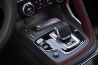 クリケットボールを思わせるステッチを施した新デザインのシフトセレクターが採用された。