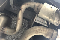 購入時、ちょいワル特急のマフラーはこんな感じでぐんにゃりと曲がっていた（後に販売店がサービスで交換してくれた）。脱輪か何かが原因で、その際にアライメントが狂ったのではとも考えていたのだが……。