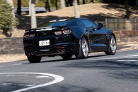 「SS」同様、「ファイナルエディション」にはエンジン回転数（800～2400rpm）と後輪の許容スリップ量（5〜15%）を設定可能なカスタムローンチコントロールや、後輪をバーンアウトさせるときに使うラインロック機能が装備されており、ついサーキットに足を運びたくなってしまう。