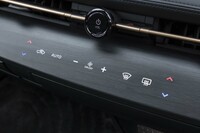 エアコンの操作パネルはウッド調パネルに浮かび上がるように表示される。タッチすると振動によるフィードバックがある。