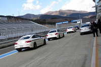 何周かしたら、ピットレーンでクルマを乗り換えて再スタート。クルマによって装着タイヤが違ったので、コーナリングでのクルマの挙動が変わって面白かった。それにしても、鈍感な記者がタイヤの違いを感じ取る日が来るとは……。