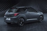 「DS 3 ダークサイド」のリアビュー。