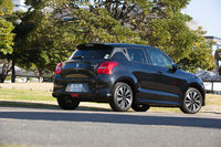 現行型「スイフト」の車重は840～970kgと、すべての仕様で1tを切る。写真は870kgの「RS」。