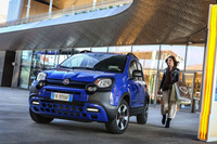 「フィアット・パンダ シティークロス」。現行型は、かつて「アルファ・ロメオ・アルファスッド」の工場として建設されたポミリアーノ・ダルコ工場で生産されている。