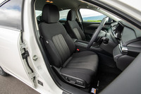 「XDプロアクティブ」には、グレーの濃淡でツートンカラーとした、布製表皮のシートが標準装備となる。