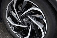 「DS 7クロスバックE-TENSE 4×4」の19インチアルミホイール。ほかに20インチサイズも用意される。