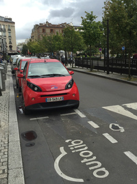 オトリブのバリエーションである業務用シェアリングカー「ユティリブ」。赤いボディーが目印で、貨物室を拡大するため2座としている。