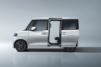 「ラッコ」は後席にスライドドア（左右）を採用。「日産サクラ」をはじめとした軽の乗用BEVはいずれもヒンジドアゆえに価値のあるポイントだ。