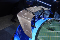 ニュルブルクリンク24時間レースで培った技術や知見をもとに開発したとされる「STIドライカーボンリアスポイラー」。メカニカルなステーや、カーボン地をそのまま生かしたレーシーなデザインが目を引く。