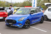 スズキブースの目玉は、新型「スイフト」の用品装着車。現状、スポーティー仕様が設定されていない新型に、エアロパーツと「SUZUKI SPORT」ロゴを装着した試作車で、現在、販売の検討を進めているとのこと。新型スイフトにスポーティーさがうまく加わっており、ぜひ市販化を期待したい。