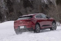 空転したタイヤを制動して接地しているタイヤにトルクを配分する「アダプティブサーフェイスレスポンス」は全車に標準装備されている。