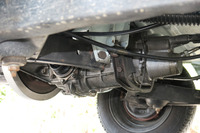 車体下にのぞくトランスミッションケース。「500ev」はエンジンだけをモーターに換装した構造となっているので、クラッチやトランスミッションがそのまま残されているのだ。