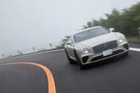 0-100㎞/h加速3.7秒、最高速度は333km/h。実際にその加速を味わえば、やはりこれは特別な存在なのだと思える。