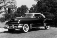 「キャデラック・クーペ ドゥビル」
	1949年に登場したゴージャスなクーペ。フランス語で“街の”という意味を持つde villeが車名の由来。1959年にセダンシリーズと統合された。写真は1949年モデルだが映画に登場するのは1956年型。