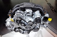 初代「BRZ」に搭載されている、ノンターボのFA20型水平対向エンジン。パワーユニットにますます高効率化が求められる今、新型のものには過給機が装着されるかどうか。