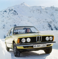 今年誕生50周年を迎えた初代「3シリーズ」（E21）の「BMW 320i」。「02」シリーズの後継だが、「2002tii」（1975年で285万円）に比べて価格はかなり上昇していた。