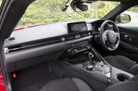 水平基調のインストゥルメントパネルが採用されたインテリア。高速走行時の視界のよさと、姿勢変化のつかみやすさに配慮されている。