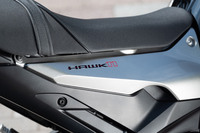 往年の2気筒ロードスポーツの名を今日によみがえらせた「ホーク11」だが、往年のホーク乗りの間では、認知度はいまひとつの様子……。ホンダさん、宣伝活動も頑張って！