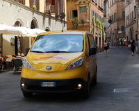 国際宅配便の「e-NV200」。シエナにて。