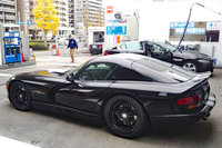 ガソリンスタンドにて休憩中の「ダッジ・バイパー」。最初は実感がなかったが、店員さんのはんなりとしたイントネーションに「あ、ここ京都だ」とじわじわ感動した。