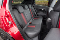 6：4の分割可倒式リアシートには、前席と同様の赤いアクセントを採用。フロントセンターコンソールの背面には、USB Type-Cポートが1口装備される。