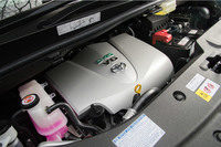 3.5リッターモデルについては、エンジンを従来の「2GR-FE」から「2GR-FKS」に変更。燃料噴射装置には、状況に応じてポート噴射と筒内直接噴射を使い分ける「D4-S」が採用されている。