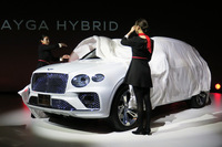 アンベールされる「ベンテイガ ハイブリッド」。