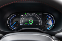 メーターのインフォメーションディスプレイには、「RAV4 PHV」専用の表示が追加されている。