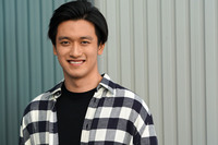 先ごろ、マイケル・アンドレッティによるチーム買収が頓挫したことが明らかになったアルファ・ロメオ（ザウバー）。来季のボッタスのチームメイトがなかなか決まらなかったが、ようやく周 冠宇（ジョウ・グアンユー／写真）がそのシートを射止めたことが発表され、2022年には中国人初のフルタイムF1ドライバーが誕生することになった。周は2015年からヨーロッパでF4やF3といったジュニアカテゴリーシリーズに参戦。フェラーリやルノー（現アルピーヌ）のドライバーアカデミーにも加わっており、ルノーではF1開発ドライバーを務めてきた。周が持ち込むスポンサー料は一説では30億円ともいわれており、中国をベースにした資金力は大きな魅力のひとつ。もちろんマネーだけでは勝ち上がれないのが現代のF1で、2021年はFIA F2選手権で2位と健闘している。これで来シーズンのドライバーラインナップは全チーム確定。チームを去ることとなったアントニオ・ジョビナッツィはフォーミュラEに活路を見いだす。（Photo＝Alfa Romeo Racing）