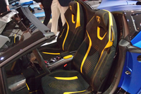 鮮やかな差し色が目を引くシート。