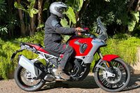 身長179cmの筆者がまたがったところ。ローで850mm、ハイで870mmとシート高はかなり高めだが、車体がスリムなこともあり、そこまで足つきが厳しい印象はなかった。