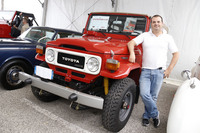 自動車ジャーナリストのジョルジョ・スポルヴェリーニ氏と1984年のBJ46型ソフトトップ。