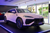 新顔のSUVやセダンの意匠を、既存のスポーツモデルに寄せるのは、他のスポーツカー／スーパーカーブランドでもやっていること。写真はランボルギーニのSUV「ウルスSE」。