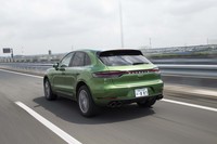 運転支援システムのグレードアップもマイナーチェンジのトピック。「アダプティブクルーズコントロール」には新たにステアリング支援機能が追加されており、渋滞時に停止と発進を自動的に繰り返す「トラフィックジャムアシスト」も備わる。