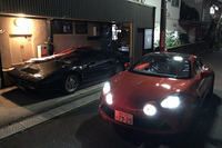 ガレージの「フェラーリ328」と「アルピーヌA110 S」を並べてみた。全長はだいたい同じだが、全高はA110 Sのほうが130mmも高いので、だいぶコロコロして見える。ちなみに今回試乗した車両のボディーカラーは、「オランジュ フーM」と呼ばれる27万円の有償色だった。