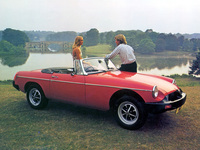 「MGB」。1962年から1980年までにシリーズ総計52万台以上がつくられたスポーツカーの成功作。写真は北米の安全基準に合わせて大型バンパー（通称ラバーまたはウレタンバンパー）を装着した1974年以降のモデル。